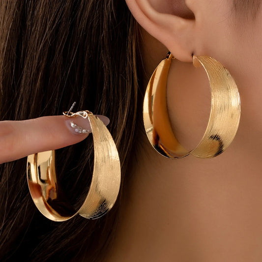 A Pair of Women's Earrings, Simple and Stylish with Brushed Finish, Suitable for Daily Wear and Vacation Wear